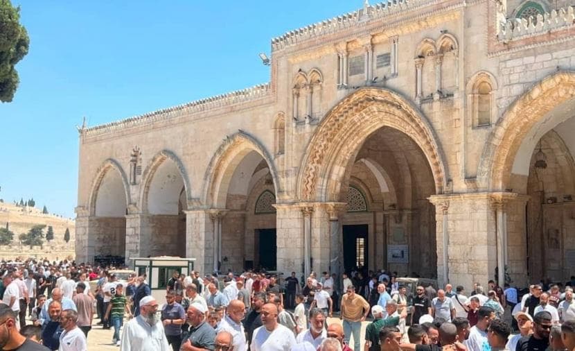 عشرات الآلاف يؤدون صلاة الجمعة في المسجد الأقصى