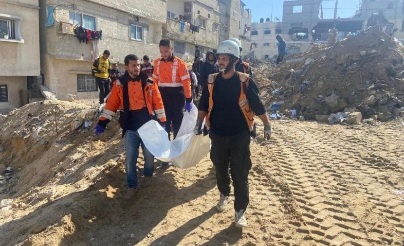 الدفاع المدني في غزة يعيد انتشال جثامين الشهداء