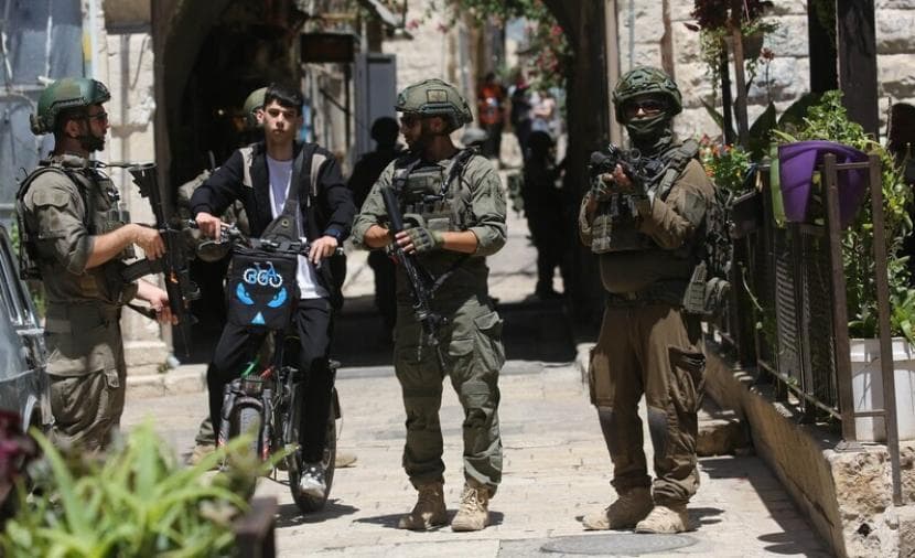 Occupation Seizes Citizens Near Ramallah