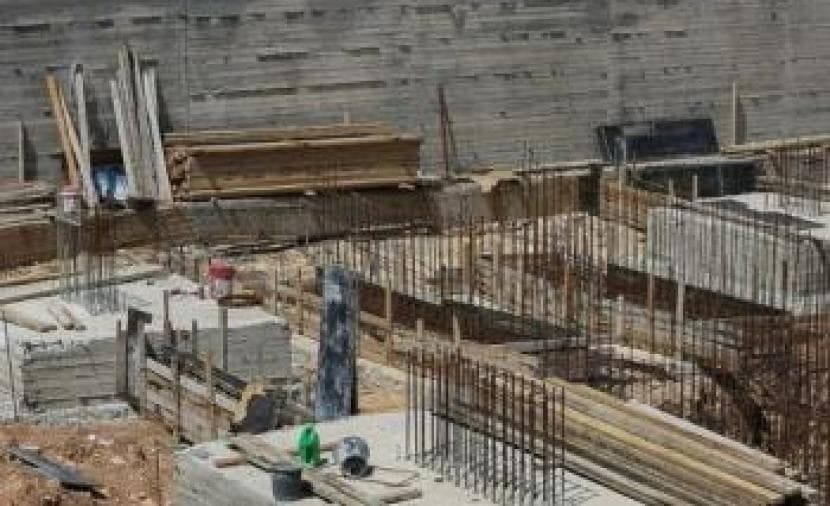 تراجع تكاليف البناء والطرق بالضفة في حزيران