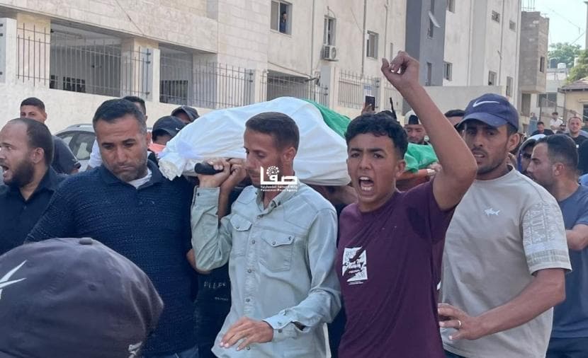 تشييع جثمان الشهيد علي حسن شملخ الذي استشهد بقصف إسرائيلي في حي الشيخ عجلين بغزة