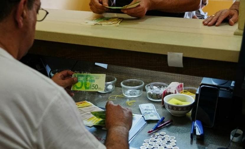 تقرير يعرض تراجع الاقتصاد بسبب فائض الشيكل