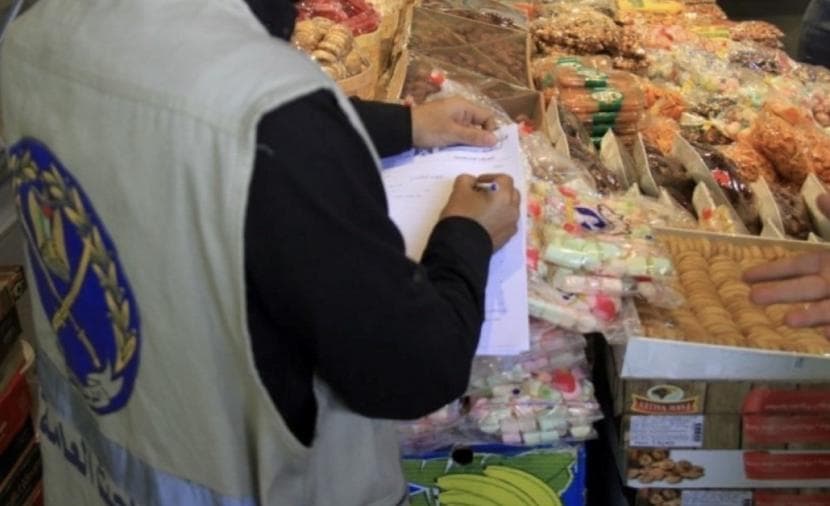 مباحث التموين تتلف 250 كغم أطعمة فاسدة في خانيونس