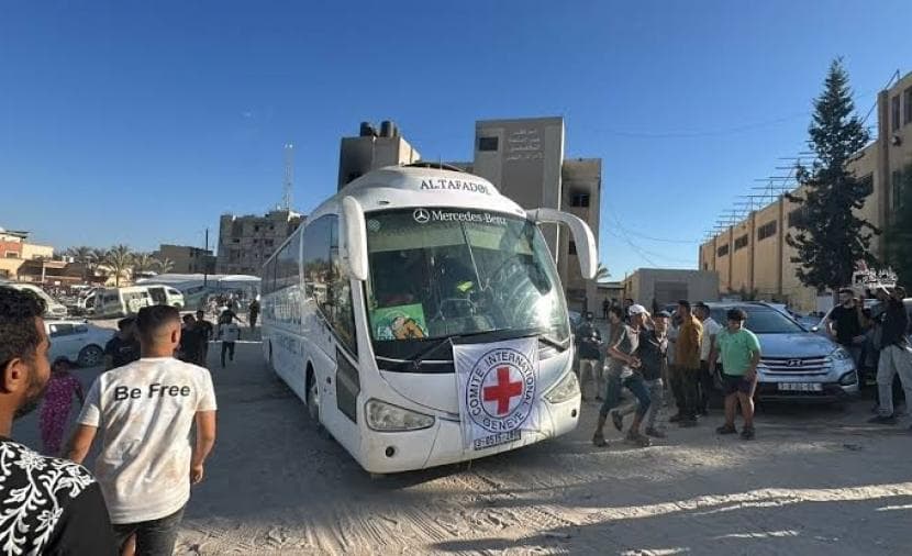 عودة 24 عاملًا فلسطينيًا إلى غزة