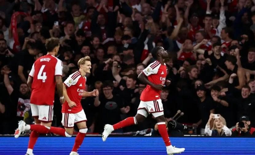 Arsenal starts title defense with win