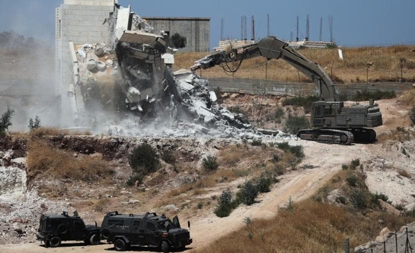 إزالة منزل واعتقال شخصين في البعنة