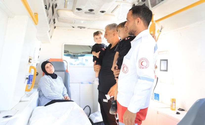82 مريضًا ورفاقهم يغادرون عبر رفح