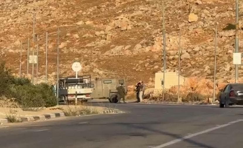 الاحتلال يغلق مدخل المغير ويعتدي على المواطنين