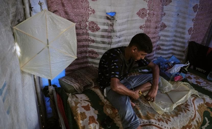 Kite-flying planes raise fears in Gaza