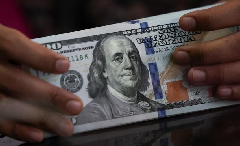 الدولار يقترب من أدنى مستوى منذ أشهر