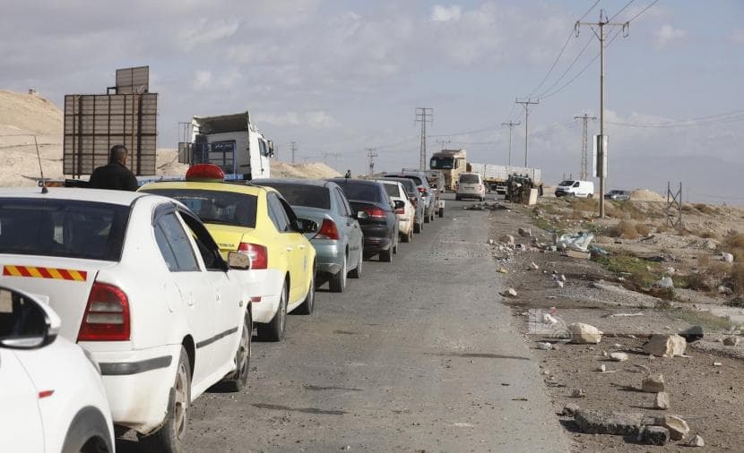 الاحتلال يغلق حاجز بيت إكسا في القدس