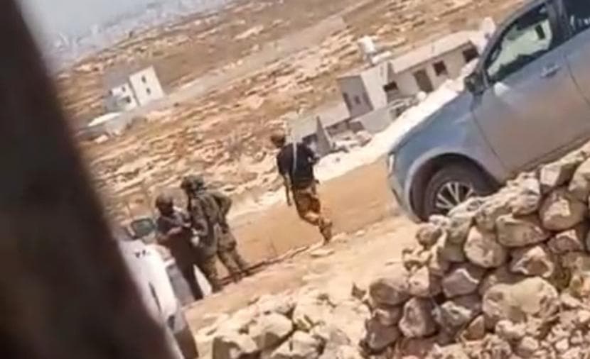 Occupation forces detain workers south of Hebron