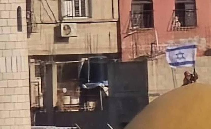 الاحتلال يرفع علمه على مئذنة في طولكرم