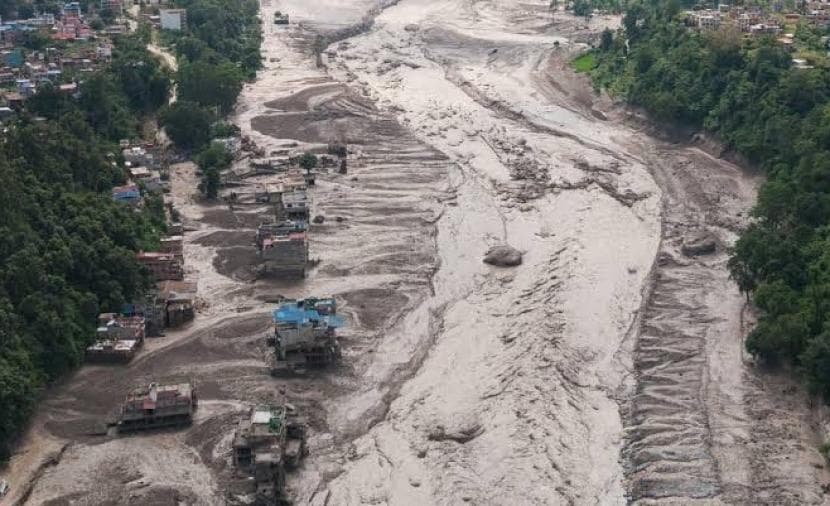 Floods leave 165 dead, 1,500 missing
