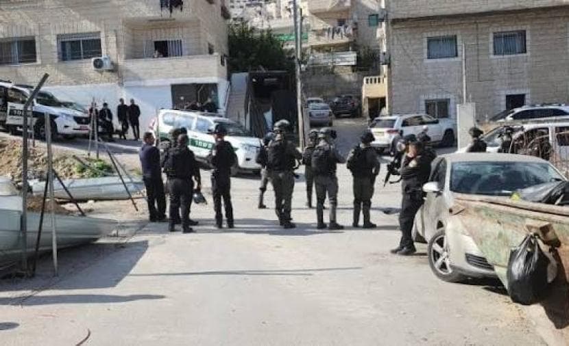 Occupation forces raid homes in Al-Isawiya