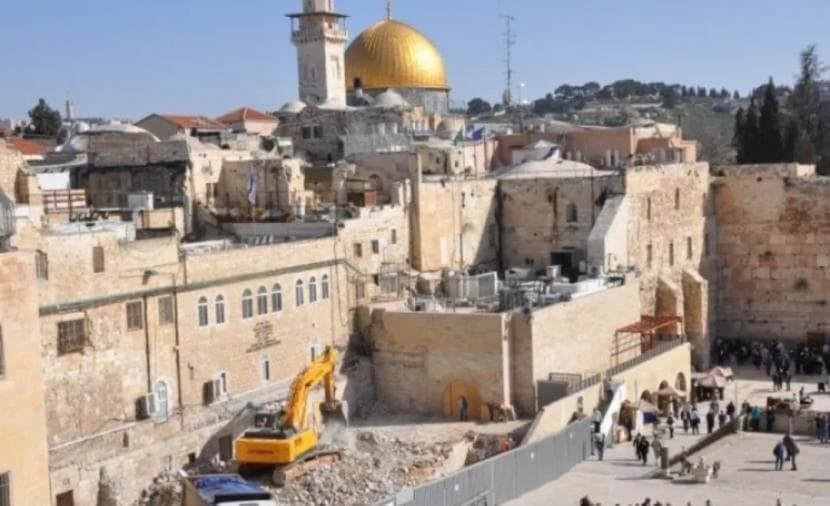 Occupation seizes properties to isolate Al-Aqsa