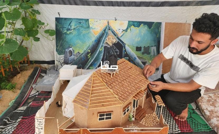 نانح يدمج حياة النزوح في مجسم تخرجه