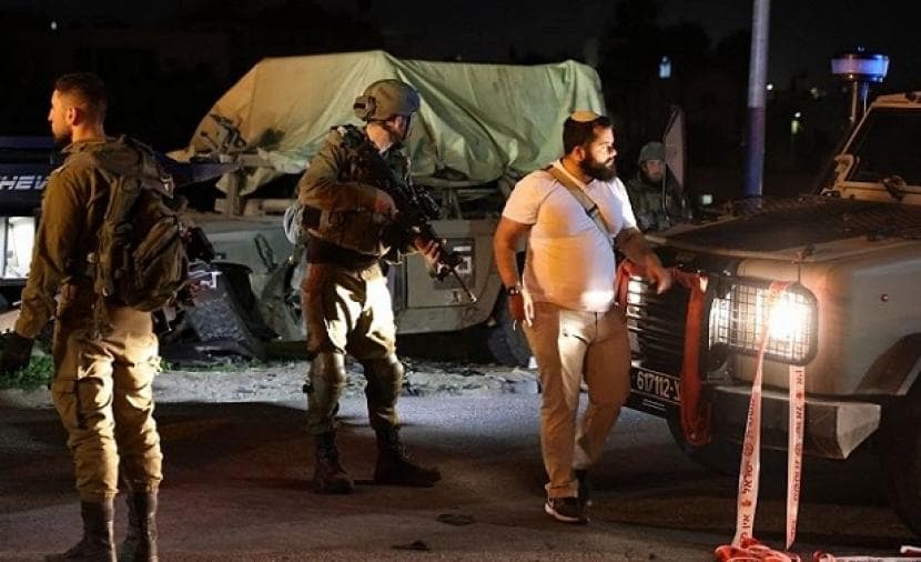 Settlers obstruct dirt road near Bethlehem