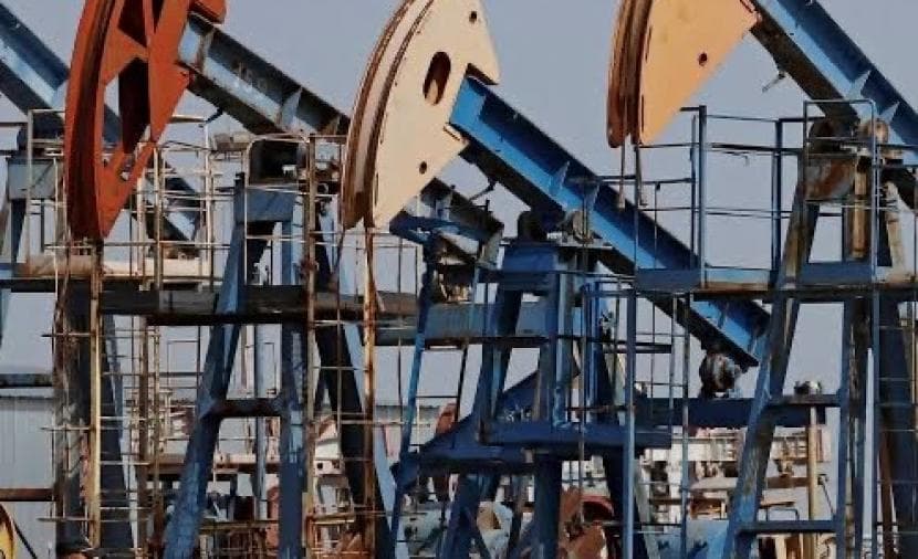تغير بأسعار النفط وتوقعات بمكاسب بعد تهديد أمريكي لظروف إيران