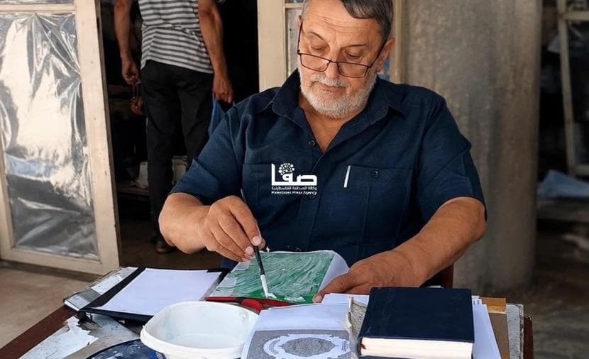 جميل مقداد يعيد ترميم مصاحف غزة