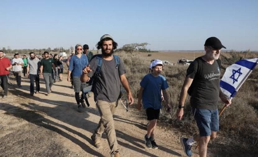 Occupation detains 3 citizens and settlers take tractor east of Ramallah