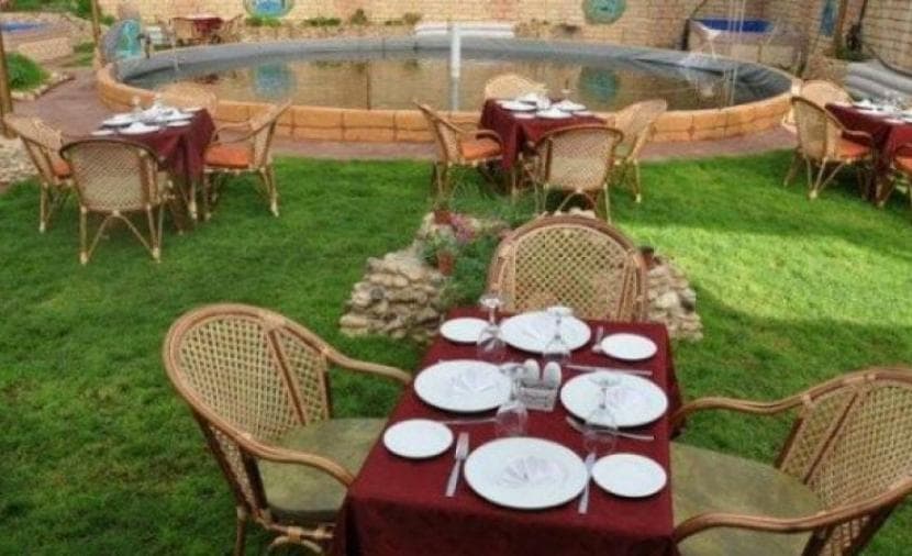 خبير اقتصادي يحذر من تأثير تكاليف التشغيل على استدامة مطاعم غزة