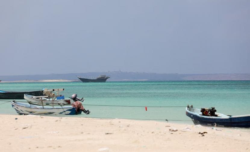 مقتل 6 في استهداف سفينة بالبحر الأحمر