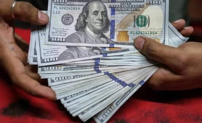 تراجع احتمالات رفع الفائدة يضعف الدولار