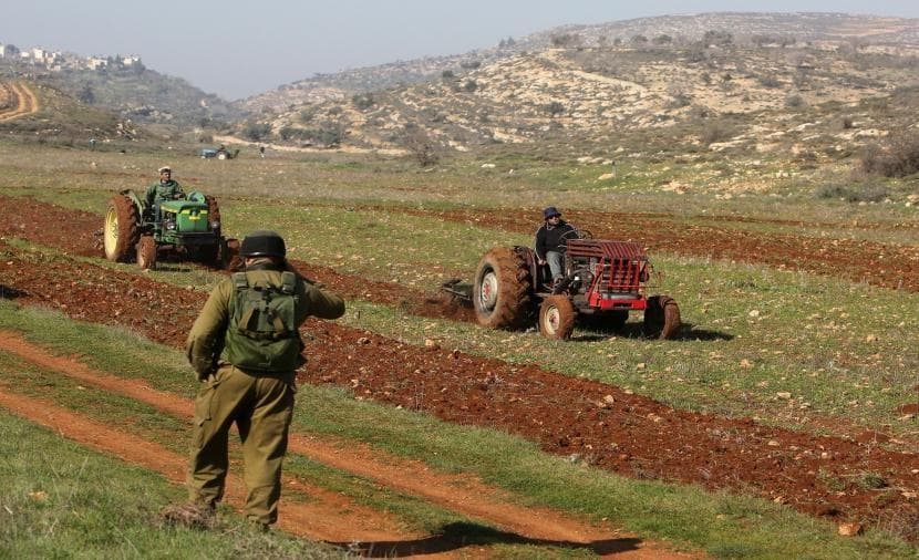 الاحتلال يحجز جرارًا في الأغوار الشمالية