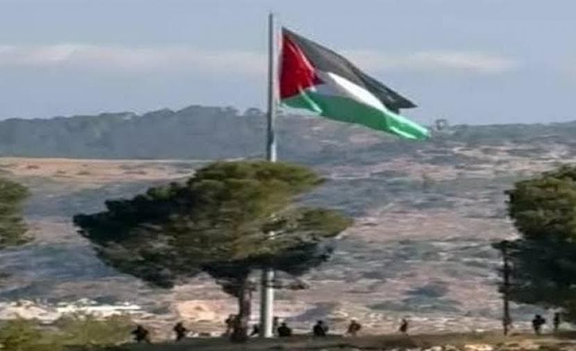 احتلال ينزل علم فلسطين من مدرسة بالأغوار
