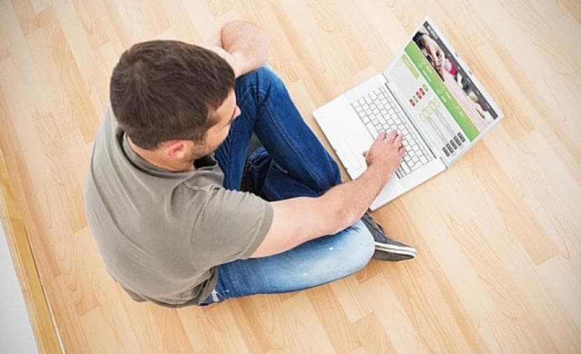 Study Links Heavy Internet Use to Stress and Reduced Happiness
