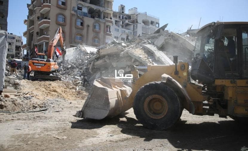 بحث مستمر عن مفقودين إثر انهيار بناء قرب غزة