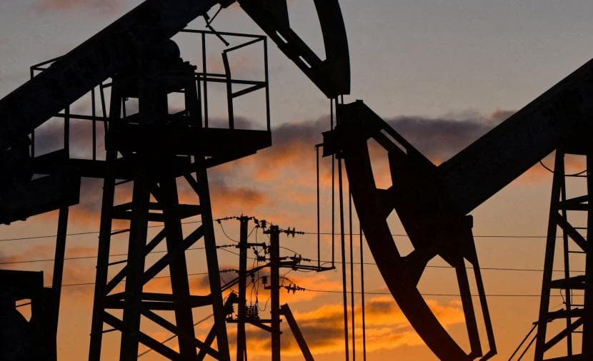 Oil falls 2% on Iran Strait Report