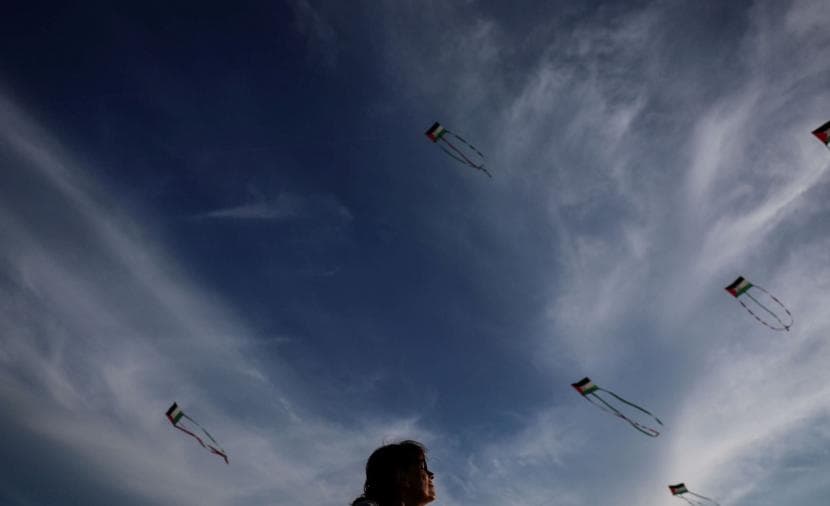 Istanbul kite planes show support for Gaza children