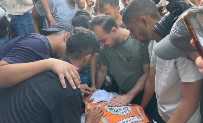 رجال الإنقاذ بغزة يتعرضون لإطلاق نار وحصار معدات