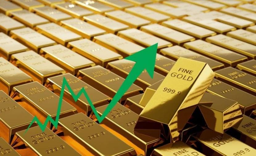 Gold rises 2% amid dollar and oil drops