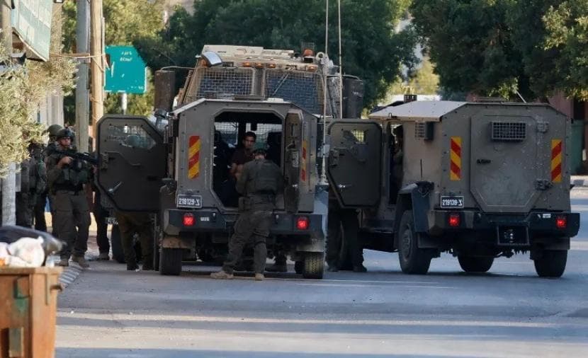 الاحتلال يعتقل أفراد في الضفة والقدس