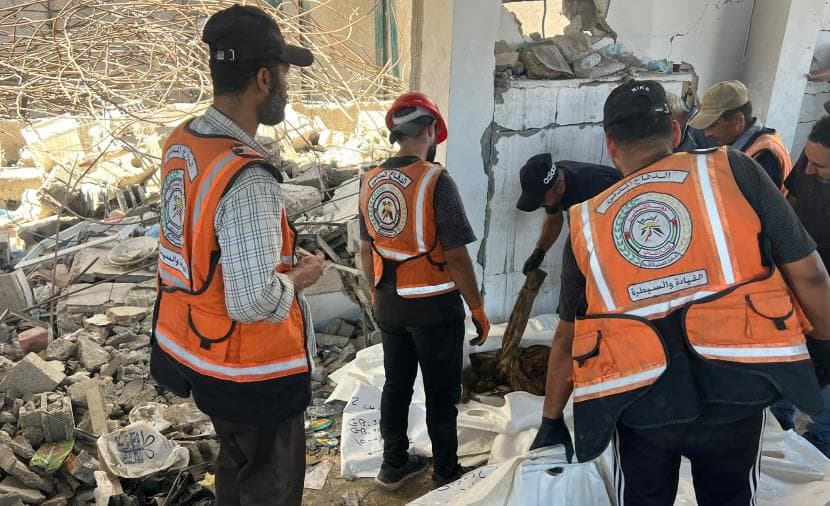 الدفاع المدني يقتلع جثامين 17 شهيداً من غزة
