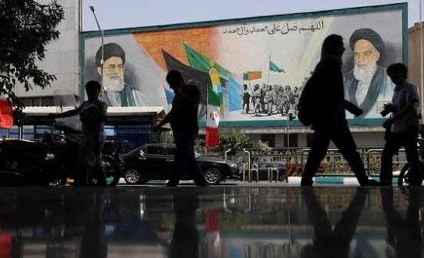 إيران تتخذ الدبلوماسية وتعد بمفاجآت بعد رفض ترامب عرض هرمز
