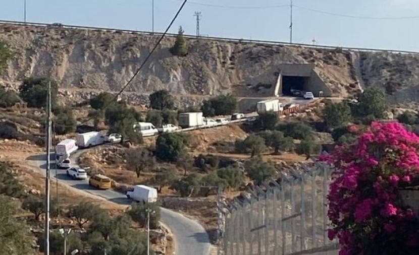 الاحتلال يغلق مدخل برقا شرق رام الله