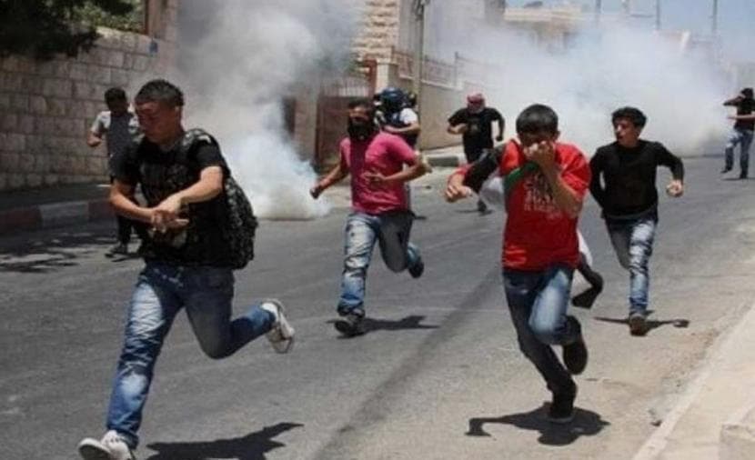 12 طلاب يختنقون بغاز الاحتلال شرق نابلس