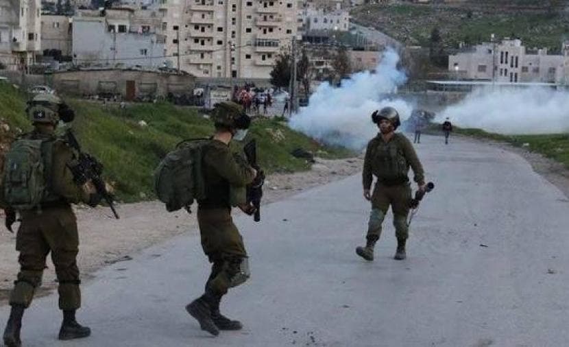 Students harm from tear gas in Beit Hanina