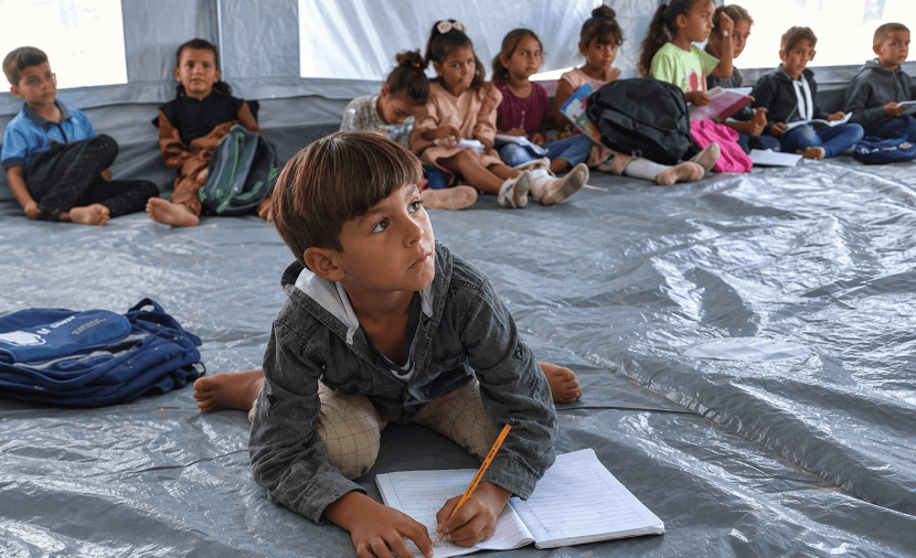 أطفال غزة يكترثون لمقاعدهم وخوفهم من القصف