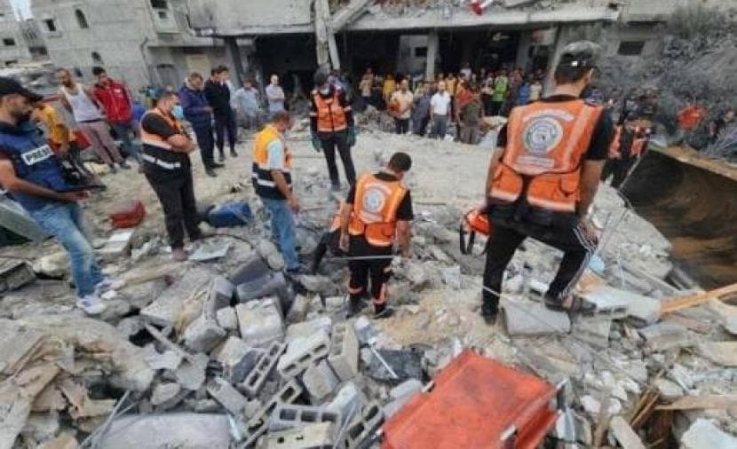 الدفاع المدني يرفع جثامين في غزة