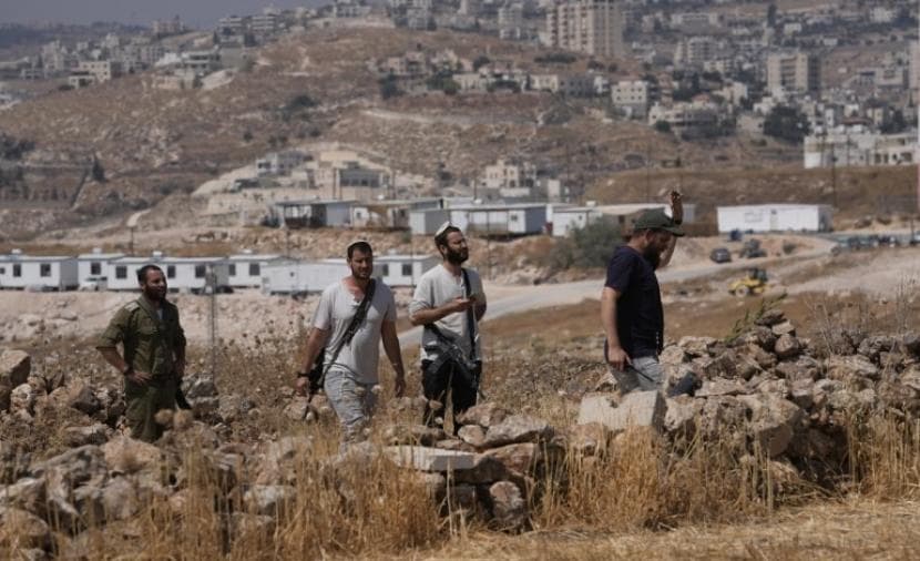 مستوطنون يعتدون على مزارعين شمال الخليل