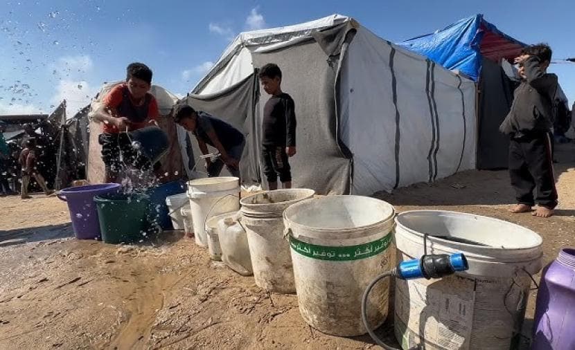 مياه الصرف وتلوث الشاطئ يهددان نازحي غزة