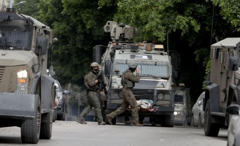 اعتقالات تشمل امرأة بالضفة والقدس