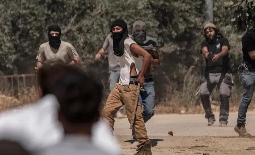 مستوطنون يهاجمون مزرعة شرقية برام الله