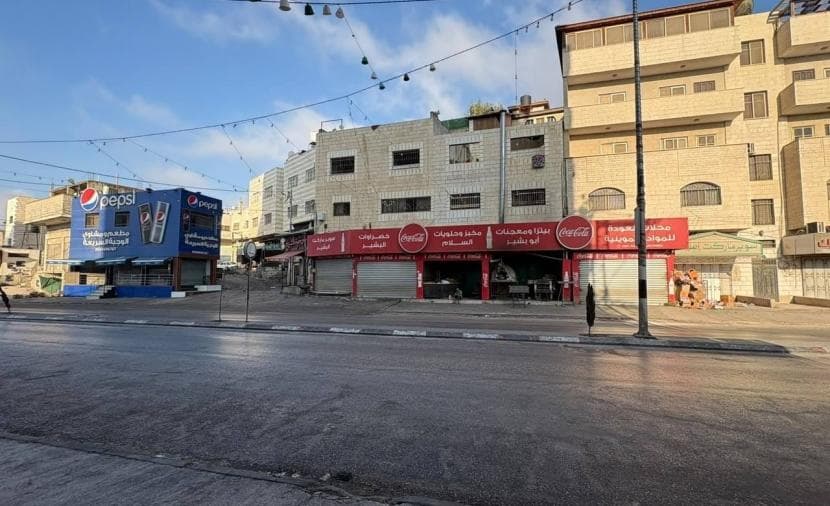 الاحتلال يغلق محلات حوارة