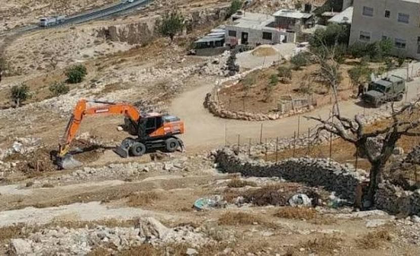 مستوطنون يبنون طريقًا غرب رام الله